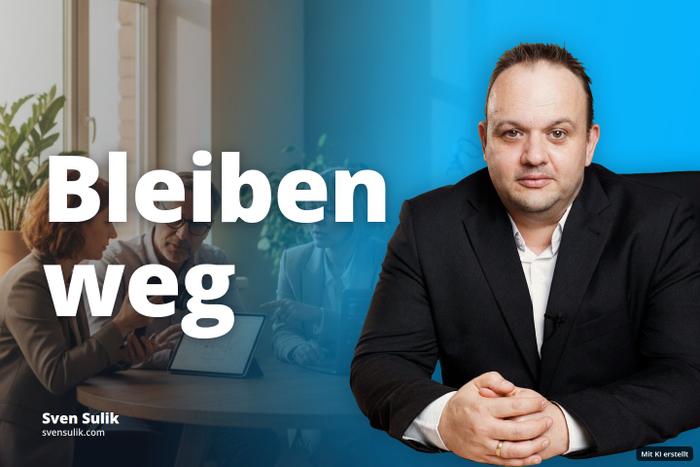 Drei Personen besprechen in einem Büro mit Fenster und Roboterarm technische Geräte wie Kamera, Tablet und Laptop.