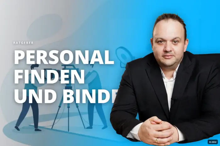 Vier Personen richten in einem Studio Filmtechnik (Kamera, Licht, Mikrofon) ein.