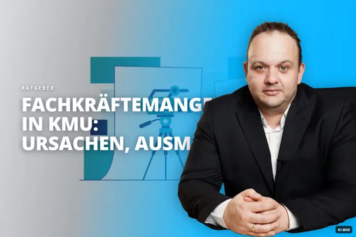 Eine Videokamera auf einem Stativ steht vor einem weißen Hintergrund in einem Studio.