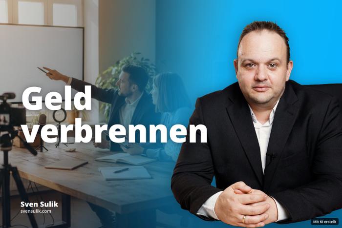 Zwei Personen präsentieren in einem Studio an einem Holztisch, der Mann zeigt auf einen Bildschirm, die Frau am Tablet.