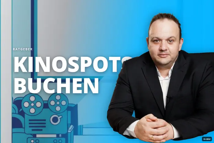 Ein leerer Kinosaal mit einem Filmprojektor, der Licht auf die Leinwand wirft, und vielen Sitzreihen.