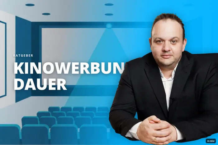 Ein leerer Kinosaal mit Hauptleinwand, zwei Seitenbildschirmen, Projektorlicht und Sitzreihen.