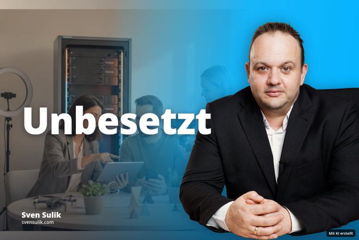 Drei Personen in einem Büro besprechen Inhalte auf Tablet und Handy; eine filmt.