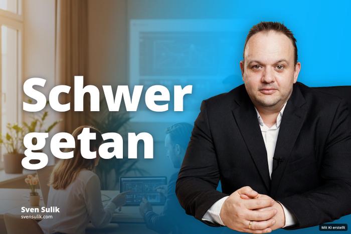 Zwei Personen besprechen Daten am Laptop in einem Büro, während eine dritte Person eine Projektion filmt.