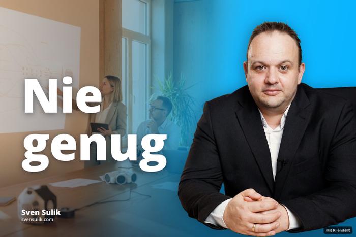 Eine Frau präsentiert in einem Besprechungsraum eine Grafik, während zwei Männer aufmerksam zusehen.