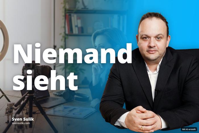 Eine Frau sitzt nachdenklich an einem Schreibtisch mit Kamera und Laptop in einem Büro.