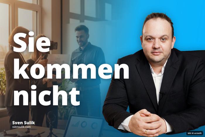Drei Personen filmen in einem Büro eine Präsentation mit Tablets, Drohne und Mikrofon.