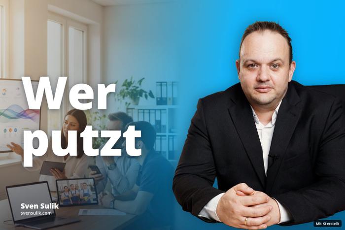 Drei Personen besprechen im Büro Daten auf Bildschirmen, eine Frau präsentiert.