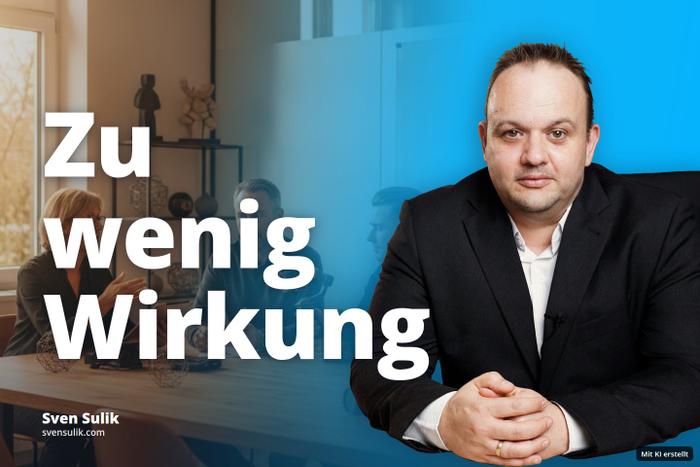 Drei Personen besprechen in einem modernen Büro technische Geräte an einem Holztisch.